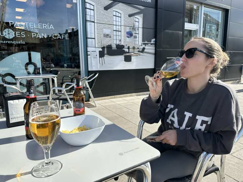 Andrea drinking a caña at a bakery in the southwestern part of Santiago de Compostela. 