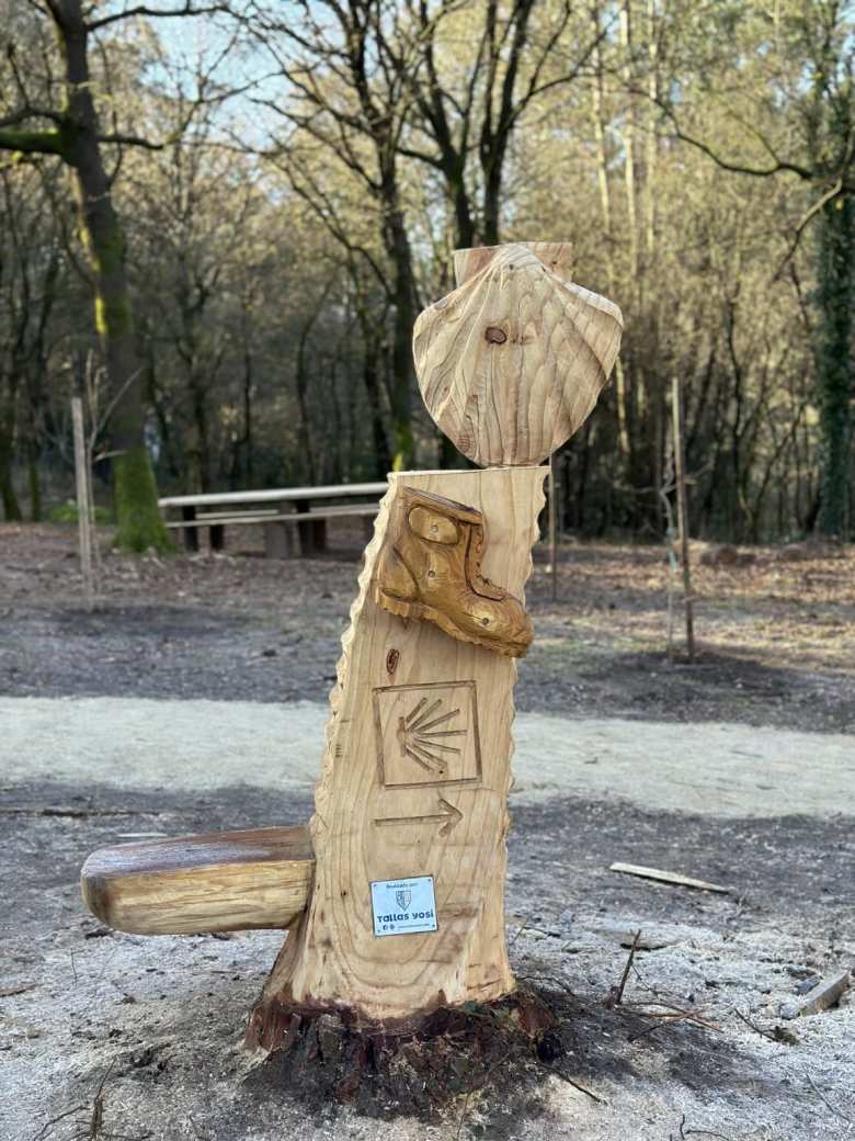A wooden boot and shell sculpture in Barro.