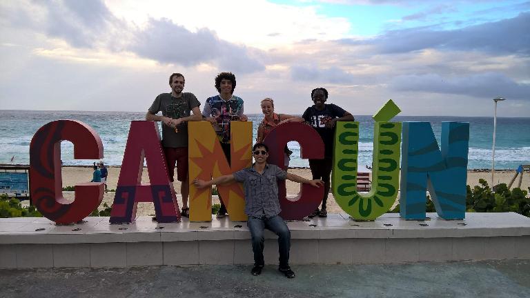 Alberto, Renzo, Felix, Jana and Pauline with a sign of Cancún along the beach. (November 16, 2015) Alberto François, Renzo Ibañez, Felix Wong, Jana Anderson, Pauline Asher, Cancún sign