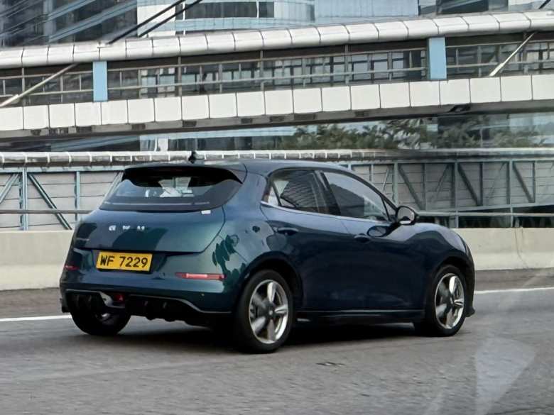 A "Classic Green" GWM Ora Funky Cat (Ora 03), likely a 2023 or 2024 model. Its "retro-futuristic" design is very distinctive, especially the integrated rear light bar hidden in the rear window. 