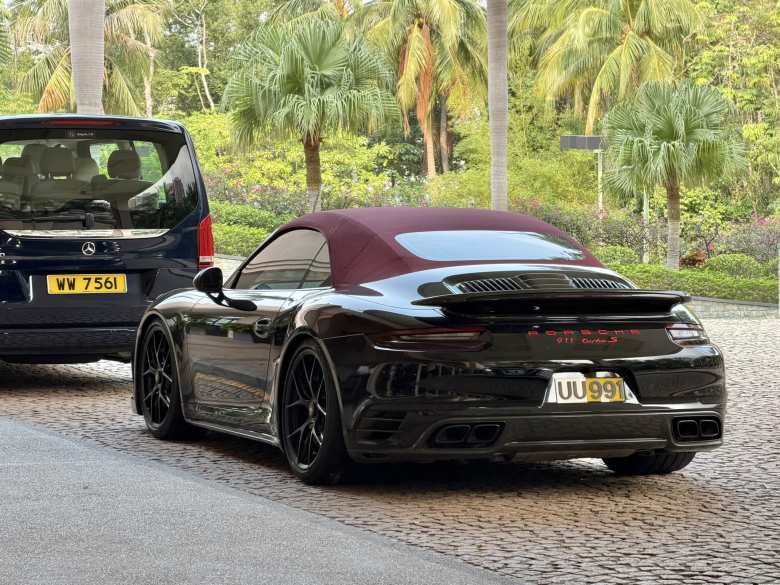 A black Porsche 911 Turbo S in front of my hotel.