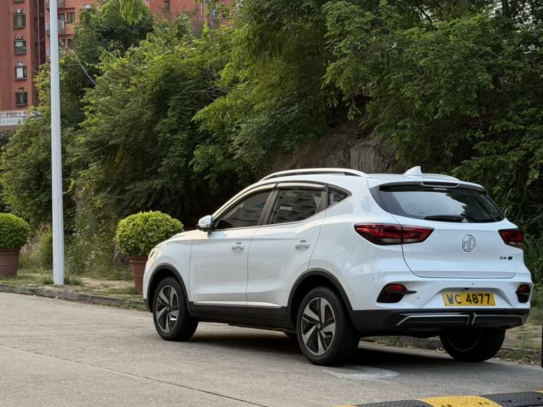 A white MG ZS EV.