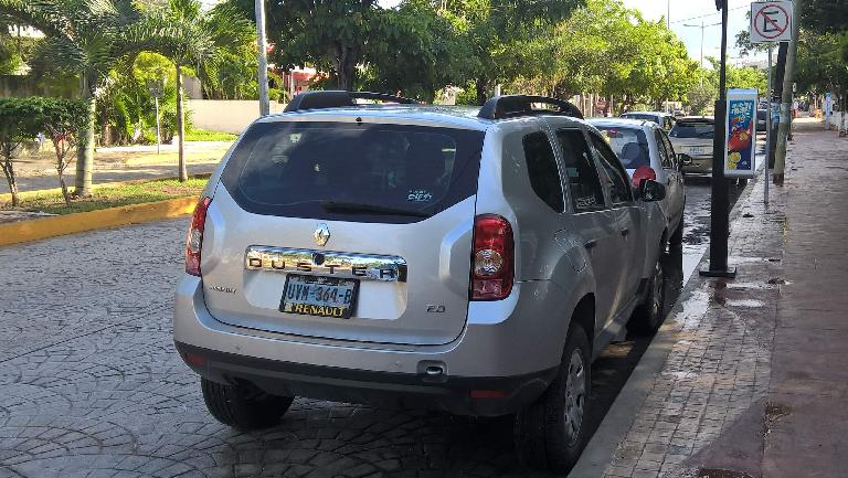 silver Renault Duster, Cancún