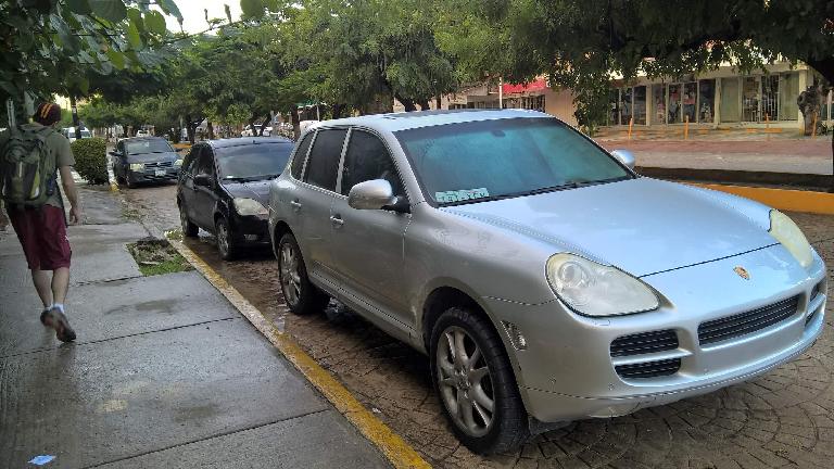 silver Porsche Cayenne, Cancún