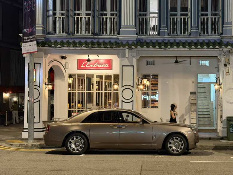 A Rolls-Royce Ghost (Series I) that was likely made between 2009 and 2014.