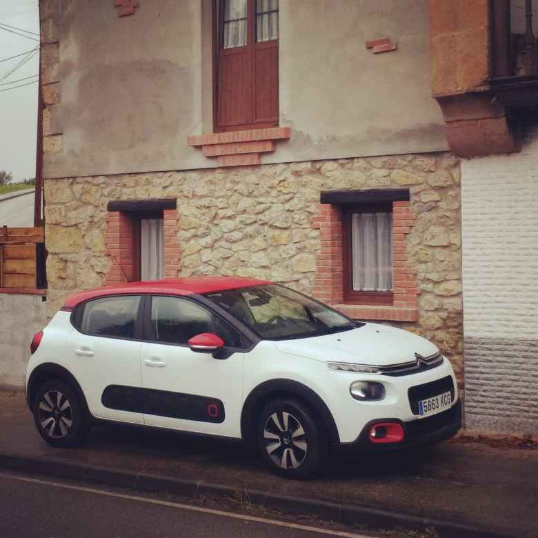 A white Citroën C2 white red roof and Airbumps.