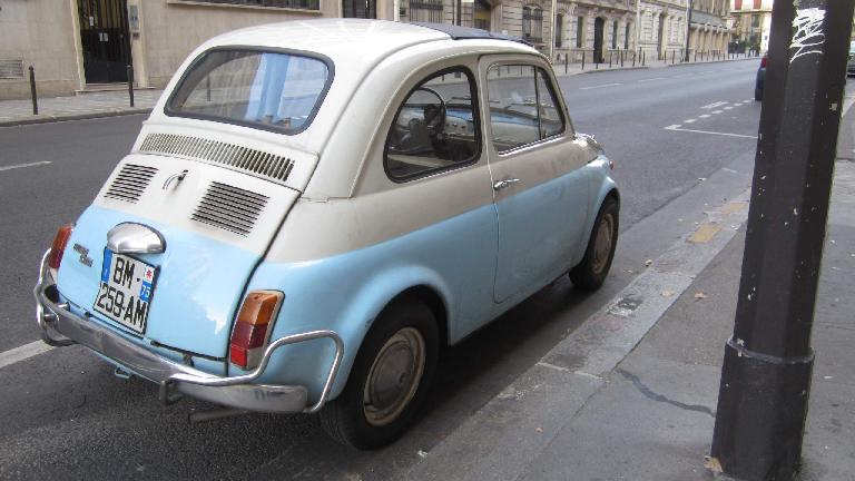 The original Fiat 500 in Paris looks so tiny (much smaller than a 2013 Fiat 500).