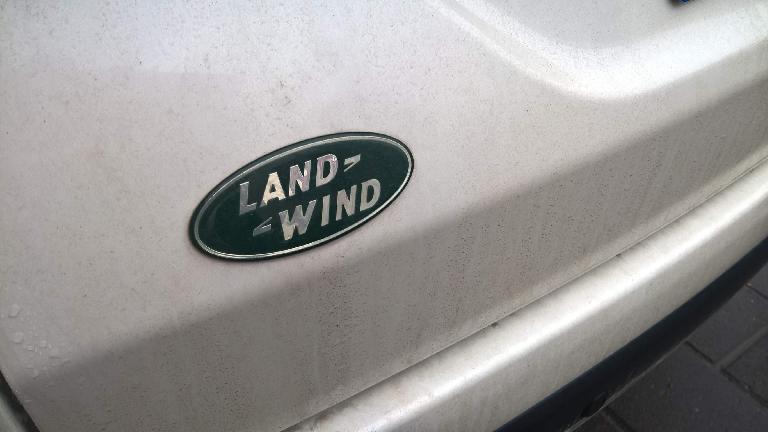 Land Wind even copied Land Rover's emblem! (April 15, 2016) Land Wind emblem on white SUV