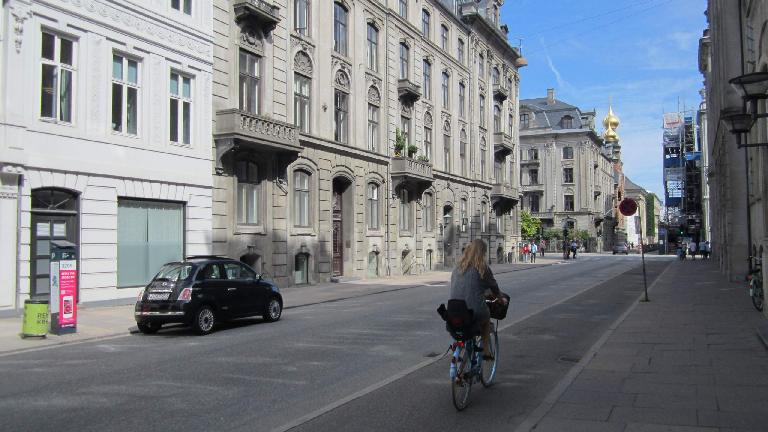 Fiat 500 and a cyclist in Copenhagen.