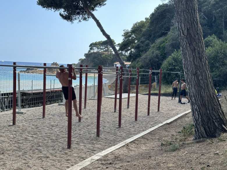 I stopped at this place by Fenals Beach in Lloret de Mar to do some pull-ups.