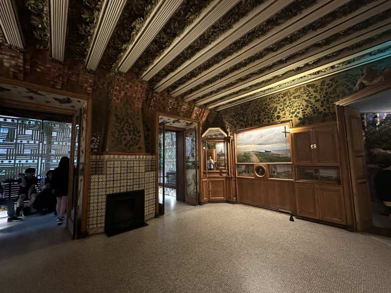 The living room with fireplace in Casa Vicens.