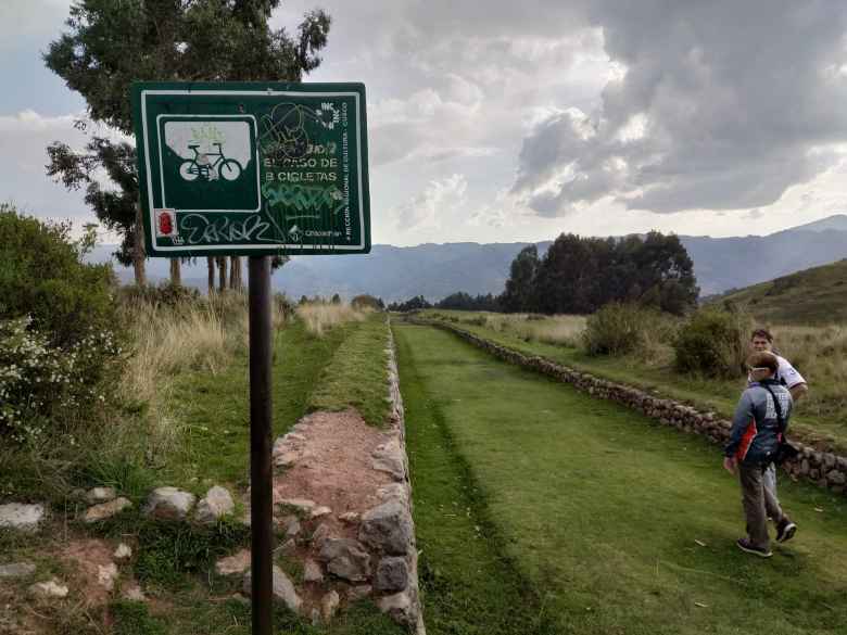 A grassy path connecting the Temple of the Moon and Qenqo.