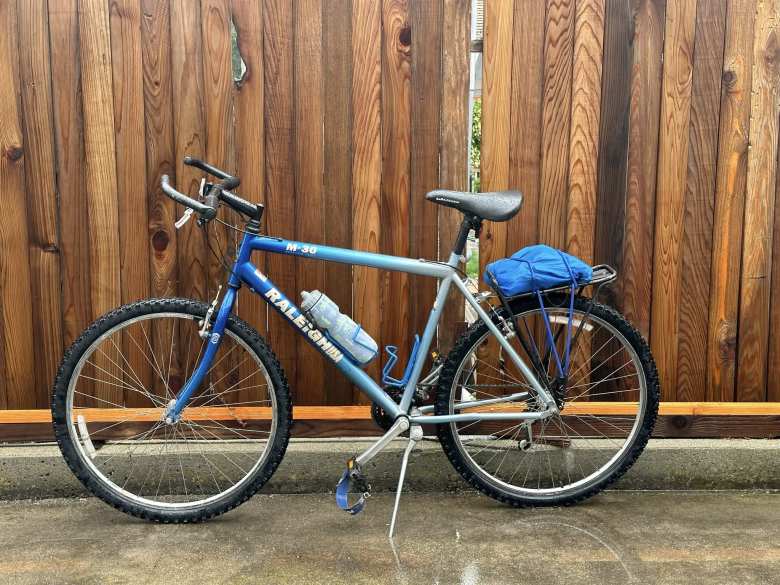 The blue 1996 Raleigh M30 at the second rest stop of the Delta Century.