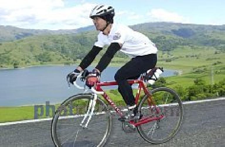 Mile 107, 2:01 p.m.: After a brutal climb up Sierra Road, Felix Wong now cruises by the Calaveras Reservoir. Still 96 miles to go! (Photo courtesy of PhotoCrazy.com) Mile 107, 2:01 p.m.: After a brutal climb up Sierra Road, Felix Wong now cruises by the Calaveras Reservoir. Still 96 miles to go! (Photo courtesy of PhotoCrazy.com)