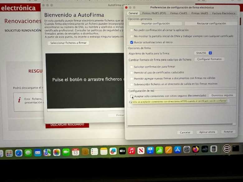 A fellow ex-pat resolved the "error al obtener el certificado error" by unchecking the "accept only connections with secure sites" in AutoFirma on his Mac.