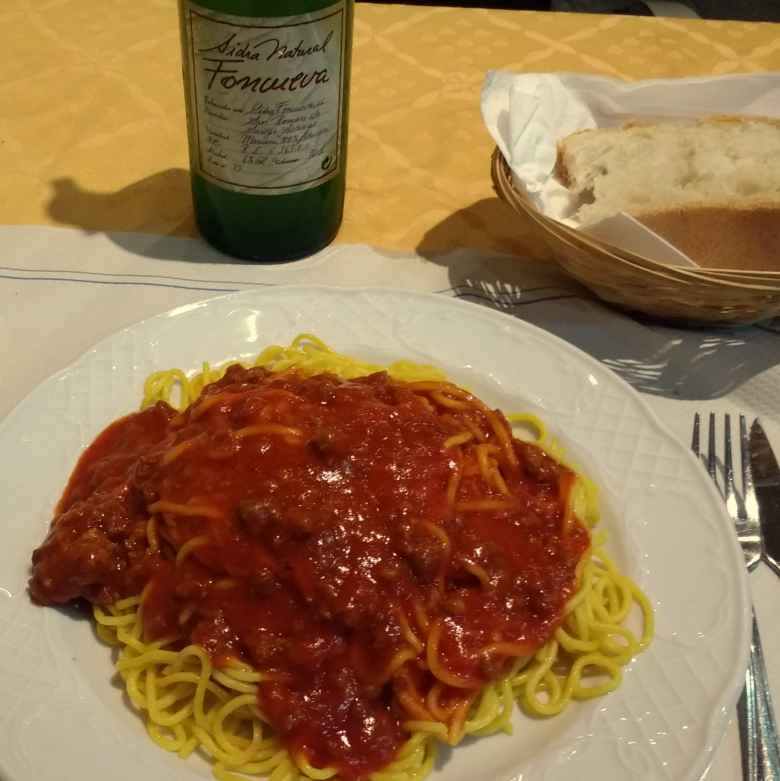 Spaghetti with marinara sauce, bread, and cider at the restaurant inside Hotel Favila in Olveido.