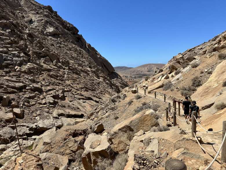 A couple of random hikers and Roxana on a trail near Presa de las Peñitas.