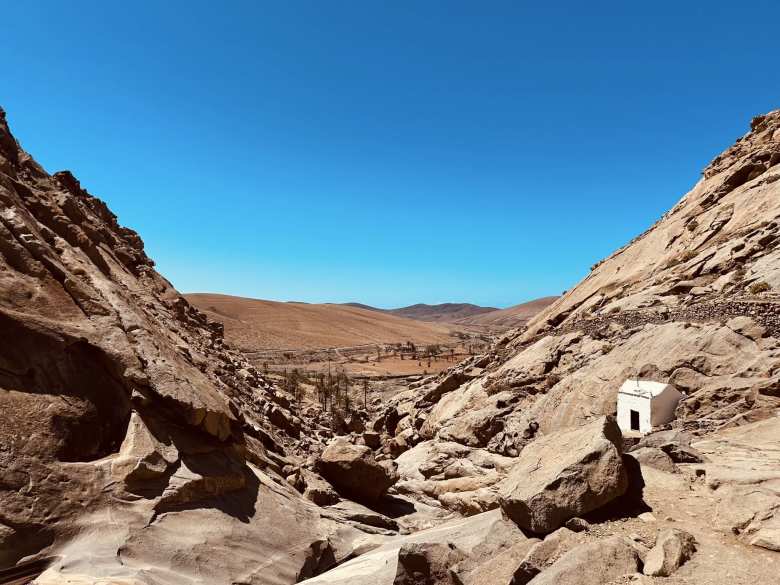 A white cabin just behind la Presa de las Peñitas.