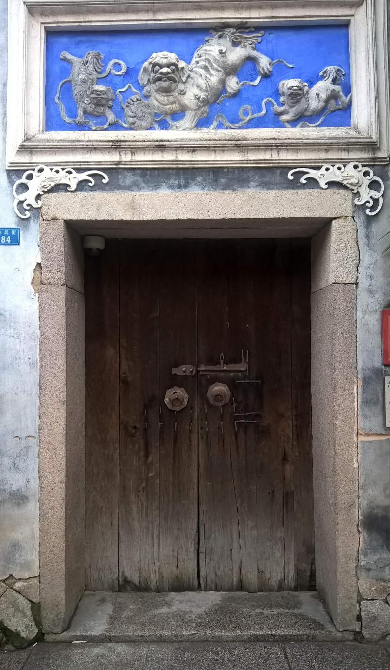A door with a lion carving above it off Tonghu Rd. in Fuzhou, Taiwan.