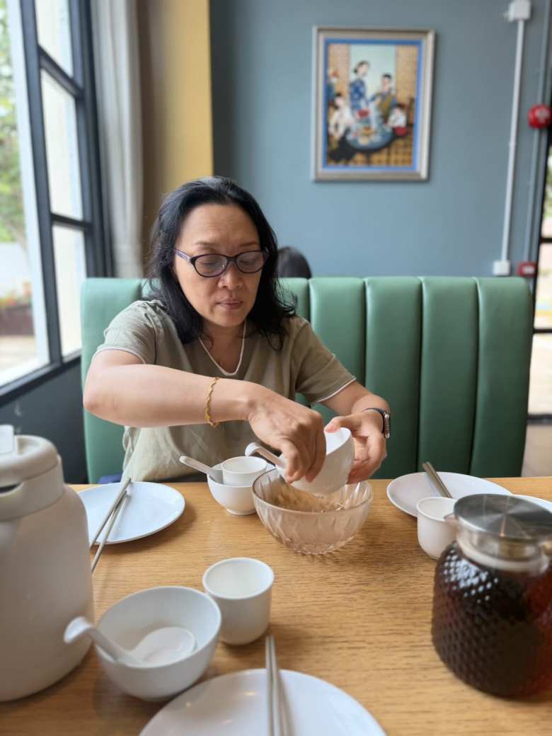 Carlina demonstrating the old Hong Kong tradition of rinsing bowls and utensils in hot water.
