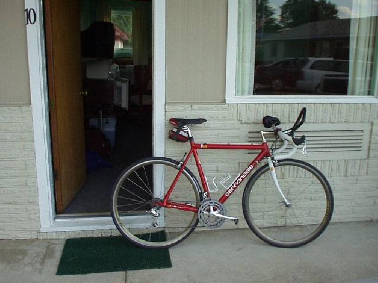 2 days before the race, here's Canny in front of my motel room, in triathlon guise, all rarin' to go and ready to scout the run and bike course with me.