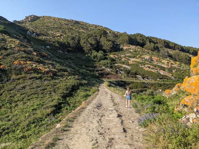 Andrea on a dirt trail from the Faro da Porta lighthouse.