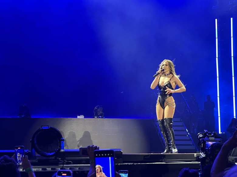 Jennifer Lopez debuting her ballad 