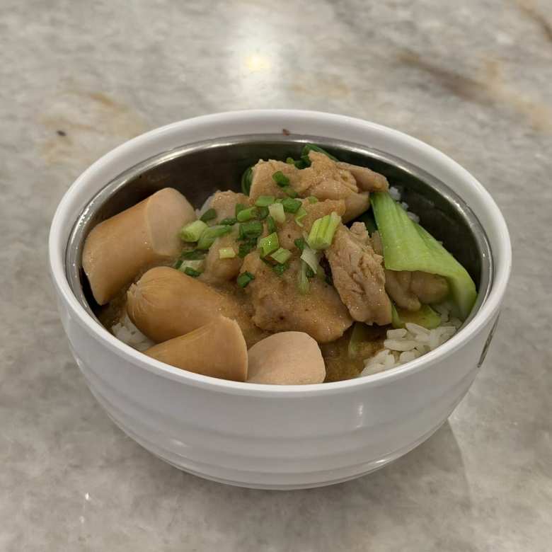 This Ginger Chicken Rice bowl at Old Town White Coffee cost US$4.16.