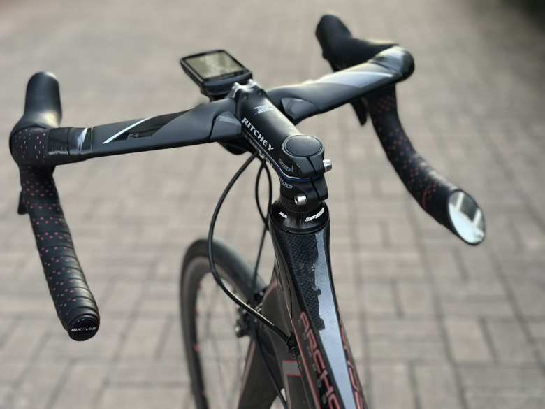 The 36-cm Kocelvo Aero 3 carbon fiber handlebars feature internal cable routing, flat tops, and aerodynamic shaping.