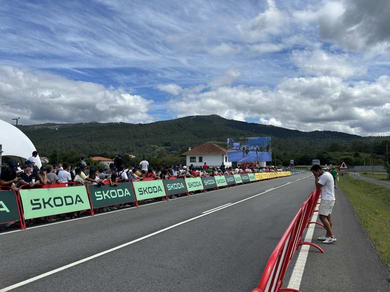 While we waited for the cyclists to pass by a technology park in Padrón several times, we could watch race action on a giant screen.