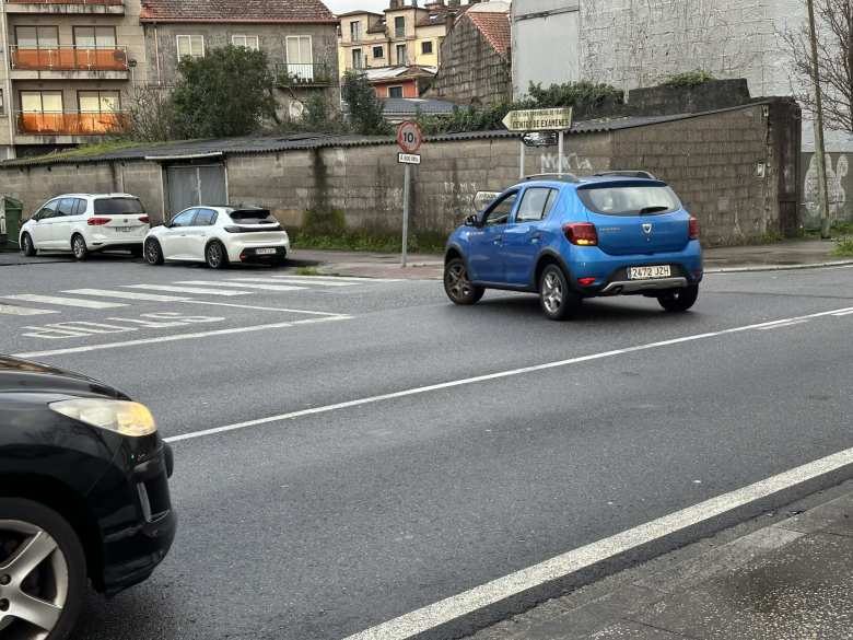 The driver of this blue Dacia Sandero correctly made a left turn onto this road, whereas I made the turn a few meters too early and ended up crossing continuous lines that I didn't even see.