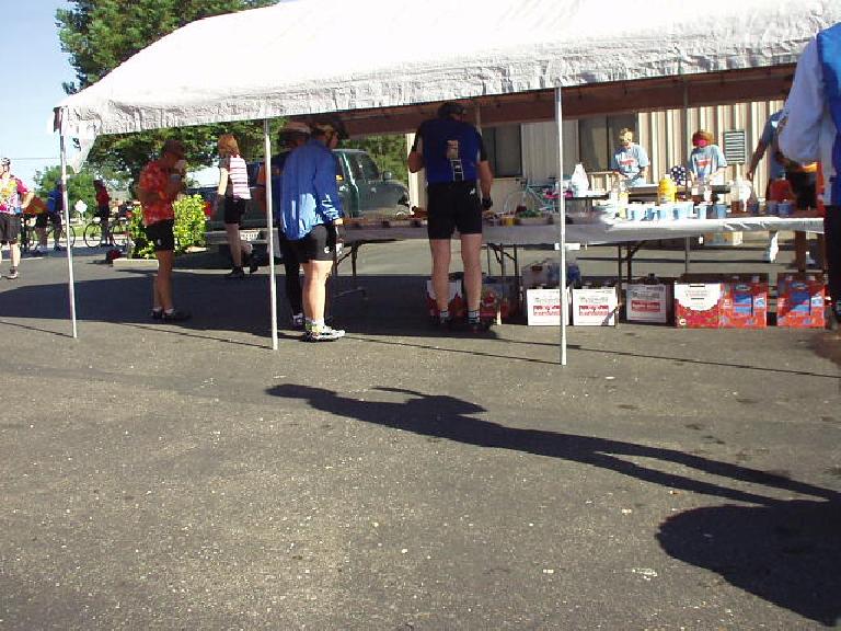 [Mile 19, 8:32 a.m.] More tasty food at the first rest stop: bagels and cream cheese, muffins, cookies, granola, trail mix, strawberries, oranges, melon.  So much variety!