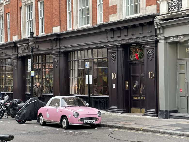 Like last year, we encountered this pink Nissan Figaro near Covent Gardens.
