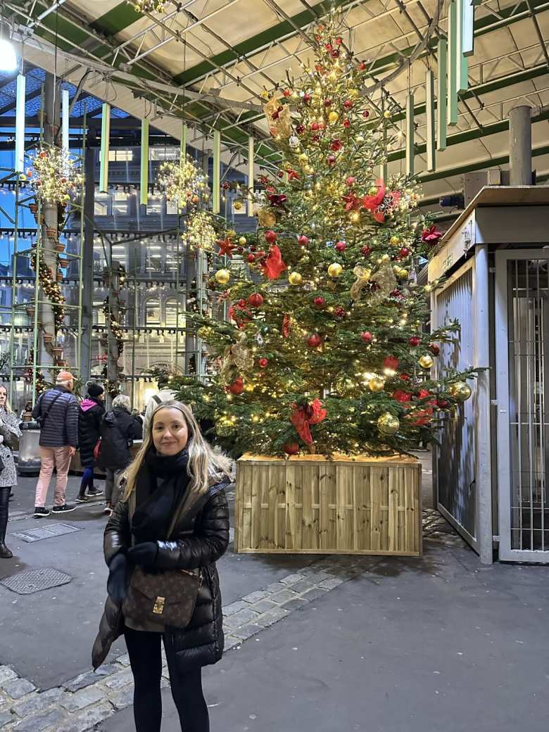 Andrea in front of a Christmas tree at the Borough Market.