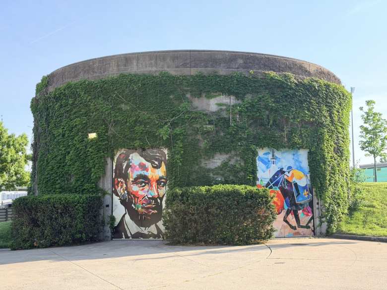 Kentucky was the birthplace of Abraham Lincoln and is world-famous for the Kentucky Derby.