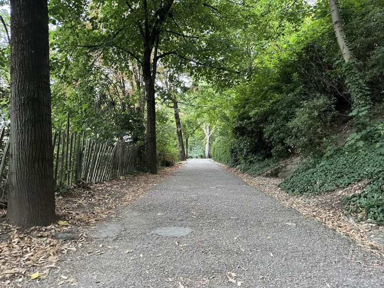 A walking path in the Rosaire Gardin.