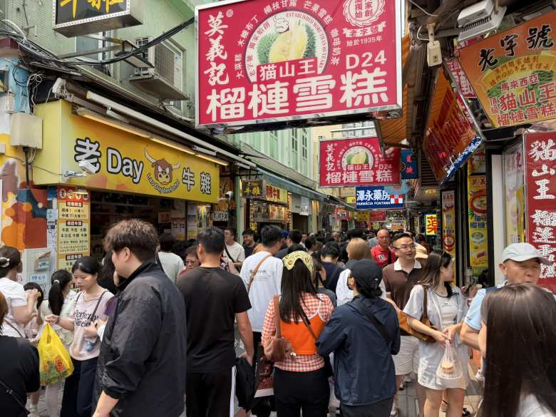 A particularly crowded street in Macau.