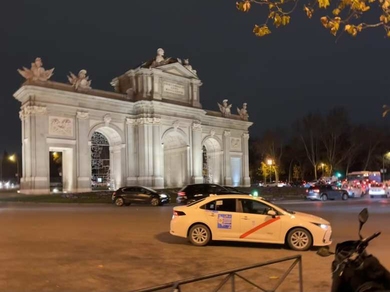 Last year's renovations of Madrid's iconic Puerta de Alcalá was complete.