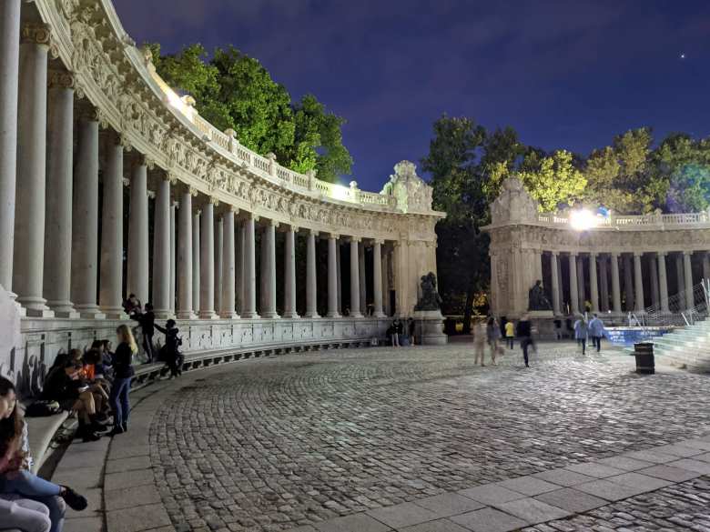 Lots of mostly young people were hanging out at the colonnade at the Monumento a Alfonso XII in the Parque del Retiro.