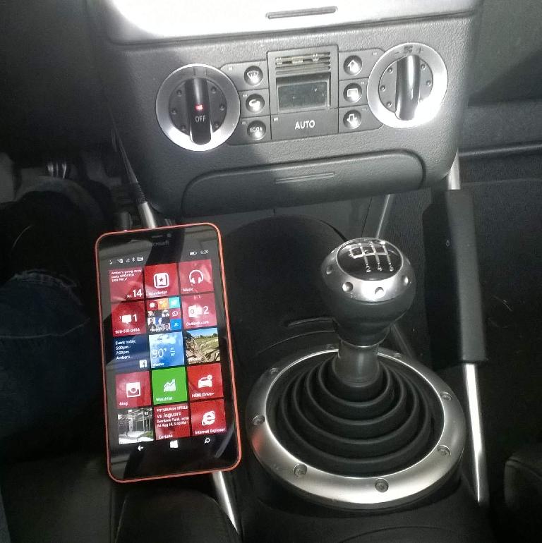 Microsoft Lumia 640 XL, center console front view, Audi TT 