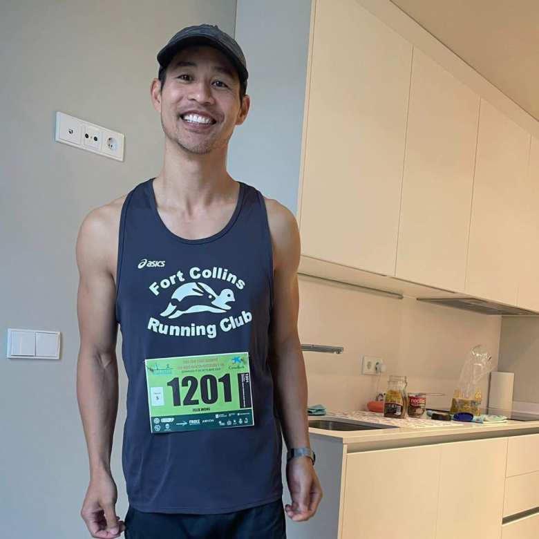 Felix Wong before walking over to the start of the Medio Maratón de Pontevedra.