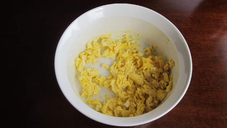 Making scrambled eggs with the microwave.