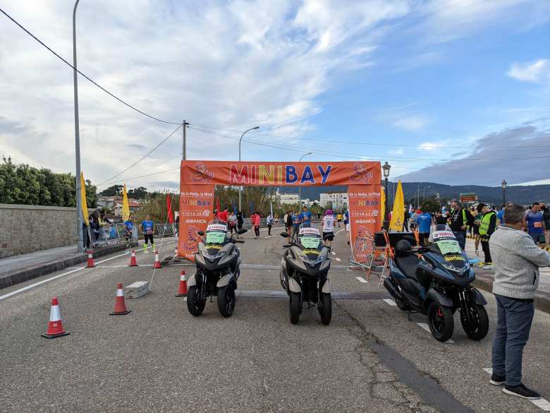 The start line of Minibay with police quadcycles in front.