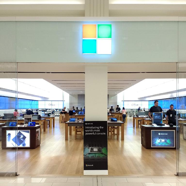 I went inside the Mall of America to check out the new Surface Pro, Surface Laptop, Surface Book, and Surface Studio.  The new xBox One X that came out a week ago was also there.