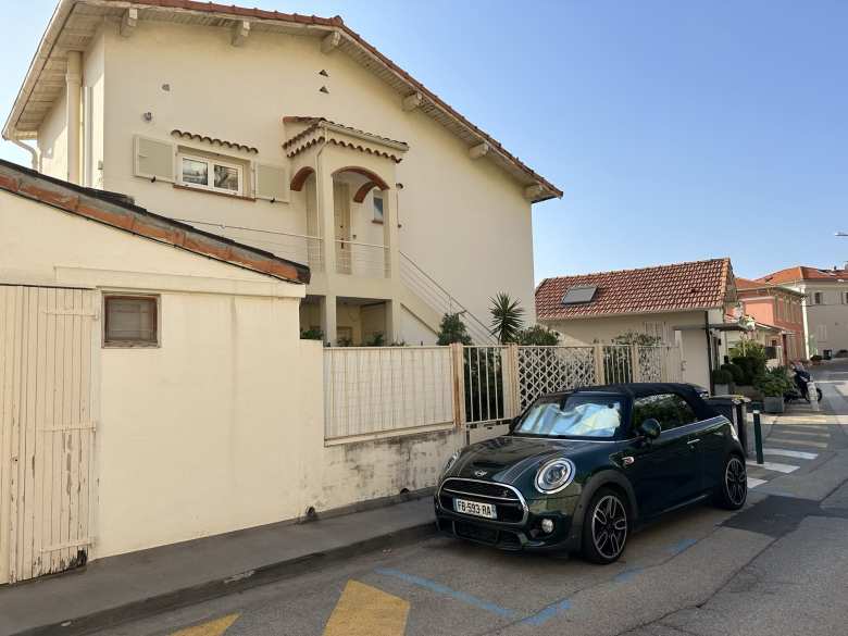 MINI convertible in Roquebrune-Cap-Martin.