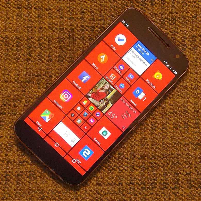 Red Windows phone theme on Moto G4 Android phone with the excellent SquareHome 2 launcher.