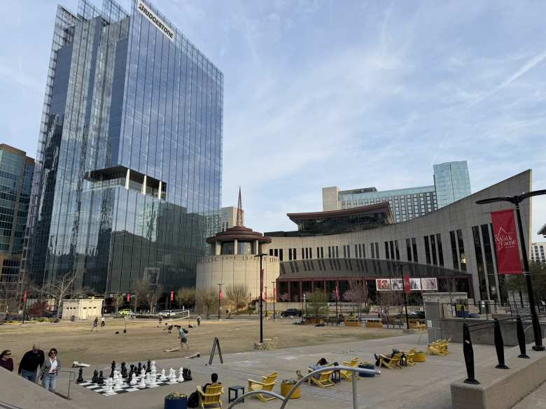 In front of the Country Music Hall of Fame and Museum, there's a park where people can play cornhole, chess, volleyball. A sign said that all things all free to play—just return all the equipment when done.