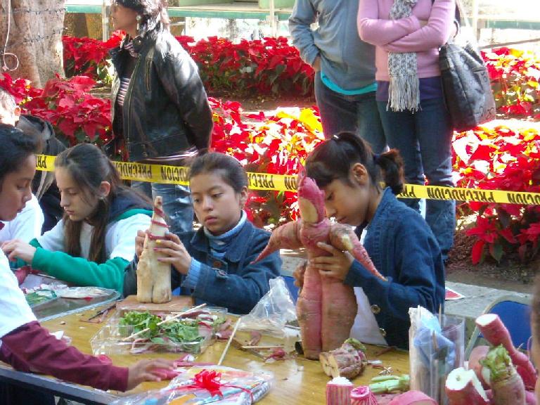 In the morning, kids who registered could make their own radish carvings for free. The only materials allowed to be used were rabanos y palillos (radishes and toothpicks). In the morning, kids who registered could make their own radish carvings for free. The only materials allowed to be used were rabanos y palillos (radishes and toothpicks).