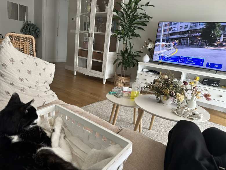 As I didn't want to leave Oreo, we watched the Multisport World Championships happening right outside our home in Pontevedra on streaming Triathlon TV together instead.