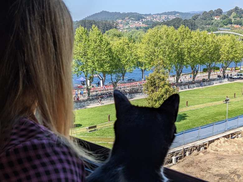 Andrea and Oreo watching the Duatlón de Galicia from one of our bedroom windows. Andrea and Oreo watching the Duatlón de Galicia from one of our bedroom windows.